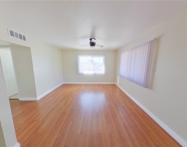 512 North Circle - Photo Thumbnail 3