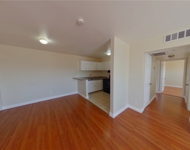 512 North Circle - Photo Thumbnail 2