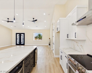 2861 S Firestone Court - Photo Thumbnail 3