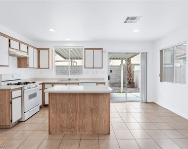 325 Searchlight Drive - Photo Thumbnail 8