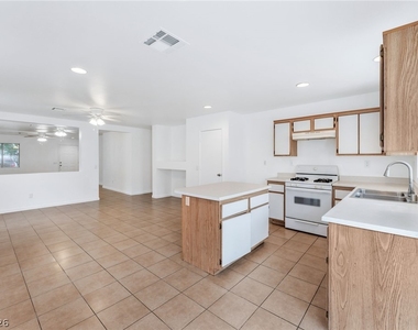 325 Searchlight Drive - Photo Thumbnail 7