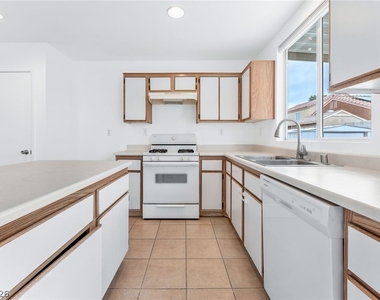 325 Searchlight Drive - Photo Thumbnail 9