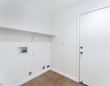 325 Searchlight Drive - Photo Thumbnail 16