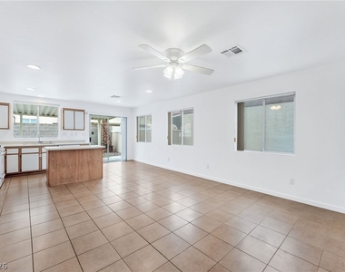 325 Searchlight Drive - Photo Thumbnail 5