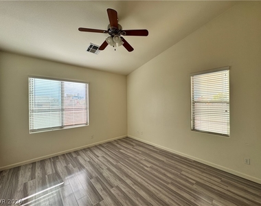 5512 Stelle Amore Street - Photo Thumbnail 9