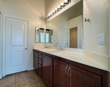 5512 Stelle Amore Street - Photo Thumbnail 13