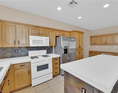2429 Allegretto Avenue - Photo Thumbnail 15