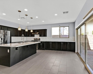 272 Finsbury Court - Photo Thumbnail 4