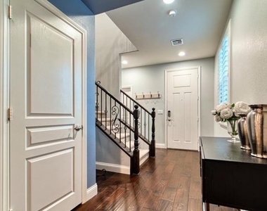 11216 Hedgemont Avenue - Photo Thumbnail 3