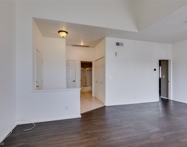 358 Seine Way - Photo Thumbnail 10