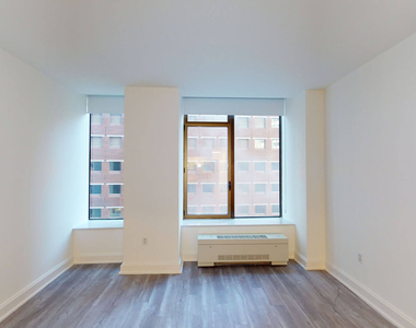 10 Hanover Square - Photo Thumbnail 1