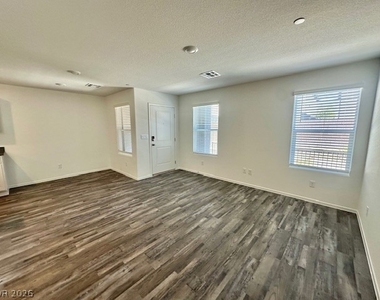 7368 Monique Creek Street - Photo Thumbnail 9