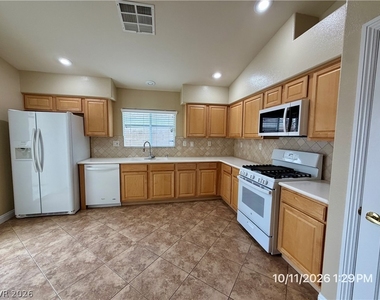 5408 Golden Barrel Avenue - Photo Thumbnail 9