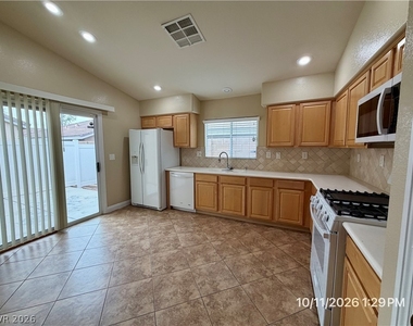 5408 Golden Barrel Avenue - Photo Thumbnail 7