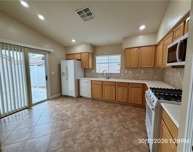 5408 Golden Barrel Avenue - Photo Thumbnail 6