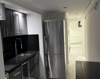345 East 53rd Street - Photo Thumbnail 4