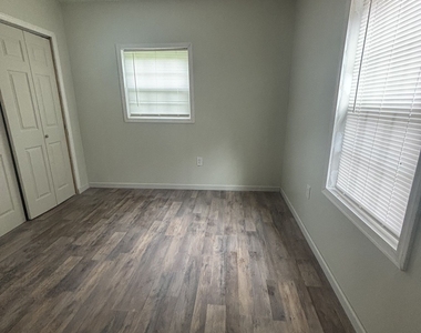 934 India Avenue - Photo Thumbnail 4