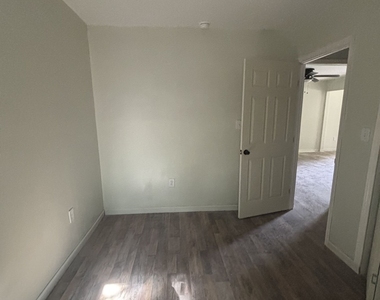 934 India Avenue - Photo Thumbnail 5