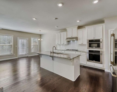 901 Sunset Park Drive - Photo Thumbnail 4
