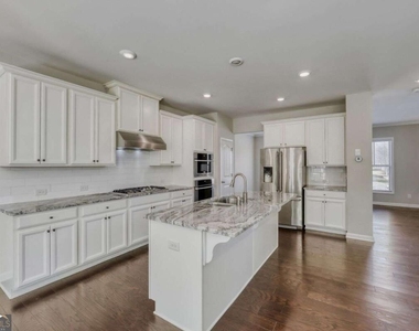 901 Sunset Park Drive - Photo Thumbnail 6