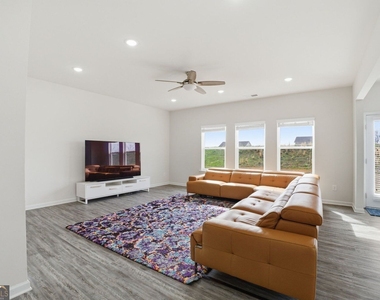 95 Royal Oaks Drive Ne - Photo Thumbnail 7