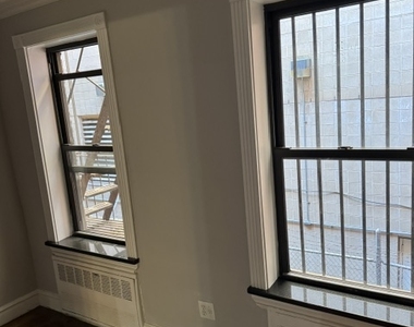 345 West 53rd Street - Photo Thumbnail 4