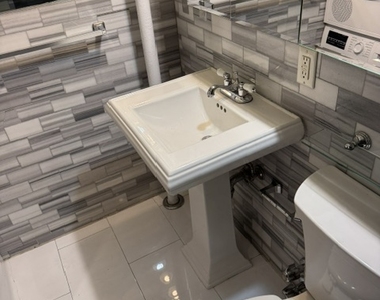 345 West 53rd Street - Photo Thumbnail 14