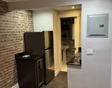 345 West 53rd Street - Photo Thumbnail 7