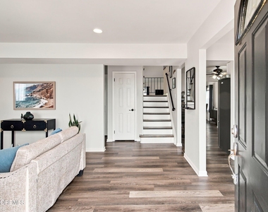 1072 W Bay Avenue - Photo Thumbnail 9