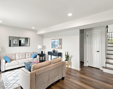 1072 W Bay Avenue - Photo Thumbnail 11