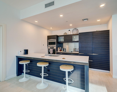 200 Biscayne Blvd Way - Photo Thumbnail 3
