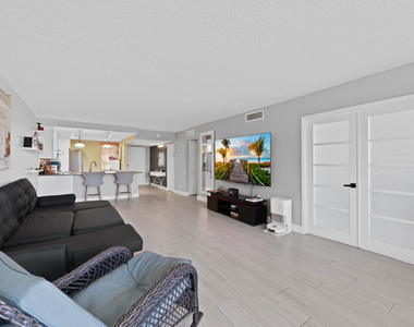 2901 S Palm Aire Drive - Photo Thumbnail 9