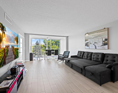 2901 S Palm Aire Drive - Photo Thumbnail 8