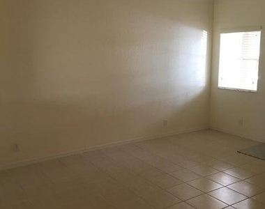 11415 Nw 34th Place - Photo Thumbnail 3