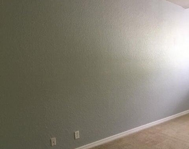 11415 Nw 34th Place - Photo Thumbnail 5