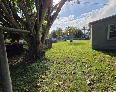 17961 Nw 5th Avenue - Photo Thumbnail 5