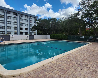 2501 Riverside Drive - Photo Thumbnail 13