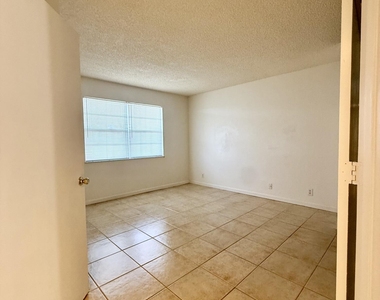 1500 Se Royal Green Circle - Photo Thumbnail 7