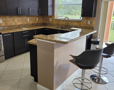 9514 Lago Drive - Photo Thumbnail 2