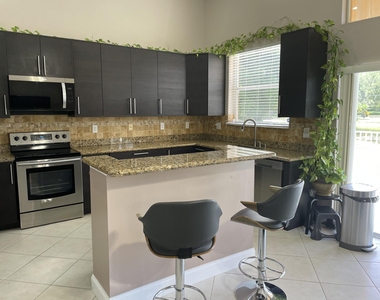 9514 Lago Drive - Photo Thumbnail 3