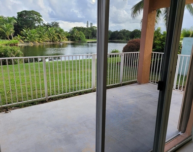 9514 Lago Drive - Photo Thumbnail 5