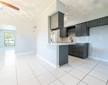 4430 Windsor Drive - Photo Thumbnail 11