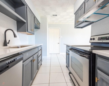 4430 Windsor Drive - Photo Thumbnail 9