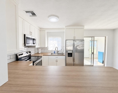 116 Ne Entrada Avenue - Photo Thumbnail 4
