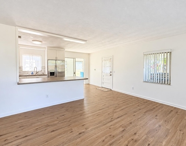 116 Ne Entrada Avenue - Photo Thumbnail 1