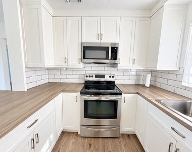 116 Ne Entrada Avenue - Photo Thumbnail 6