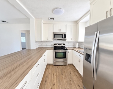 116 Ne Entrada Avenue - Photo Thumbnail 5
