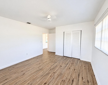 116 Ne Entrada Avenue - Photo Thumbnail 12