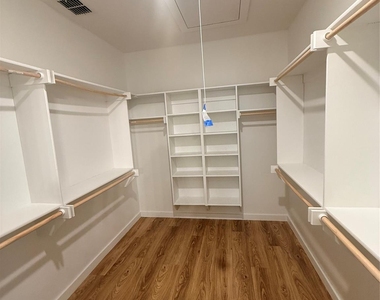 309 W Cedar Street - Photo Thumbnail 3