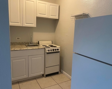 3300 Broadway Avenue - Photo Thumbnail 2